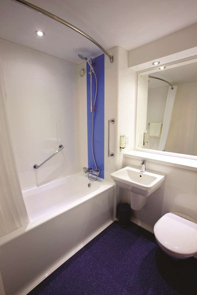 Travelodge Bromborough Port Sunlight Cameră foto